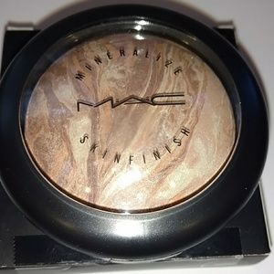 *BNIB* Mineralize Skinfinish - Perfect Topping